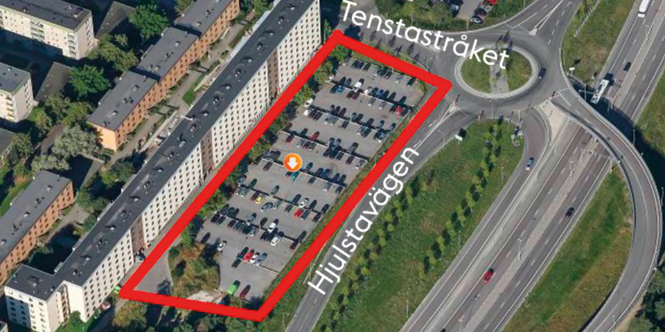Flygbild över område vid Hjulstavägen  och Tenstastråket. Planområdet som nu är en parkeringsplats är markerat med rött. Foto
